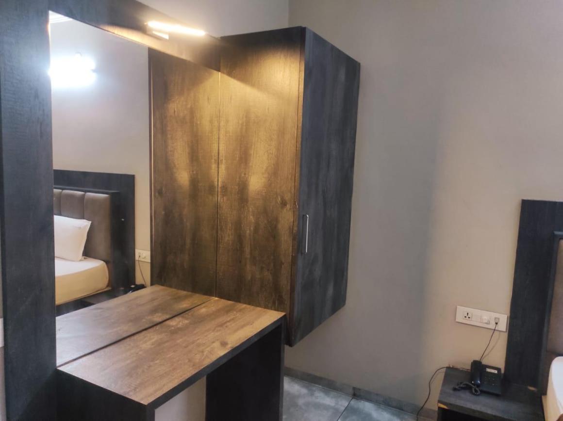 Hotel Vrindavan Deluxe Kolhapur Εξωτερικό φωτογραφία